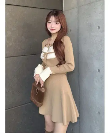 Darich 리본 퍼 플레어 니트 미니 원피스 베이지