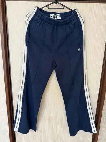 SATUR 네이비 사이드 스트라이프 팬츠