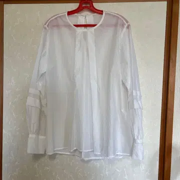 화이트 긴팔 셔츠 뒷 슬릿