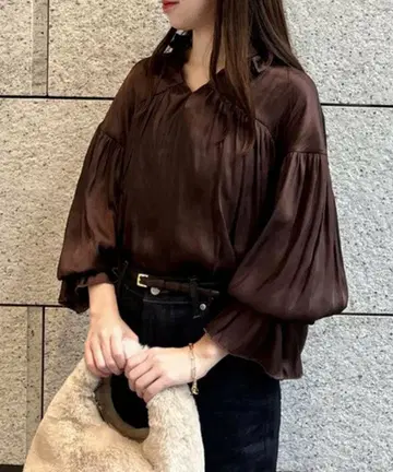 아뉴앙스 넥 프릴 개더 블라우스 브라운 새틴 블라우스