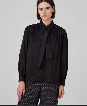 Tomorrowland 스트레치 브로드 스카프 타이 블라우스