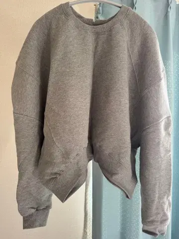 AMOMMA 퍼프 슬리브 스웨트