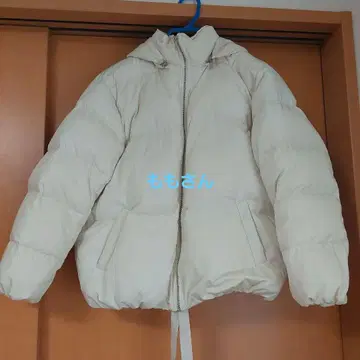 후드 부착 크림색 다운 자켓