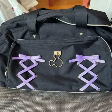 리본 장식이 달린 블랙 나일론 보스턴 백