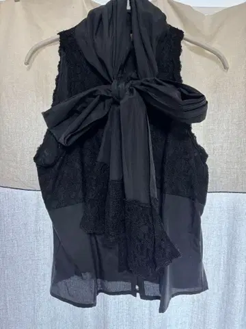 로이스크레용 Lois CRAYON 블랙 슬리브리스 상의 레이스