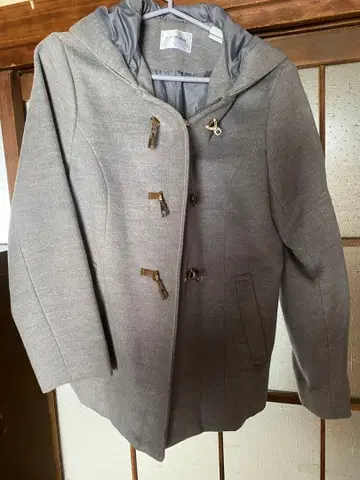 후드 부착 그레이 더플 코트