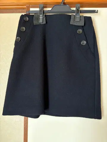 네이비 미니 스커트 버튼 포함