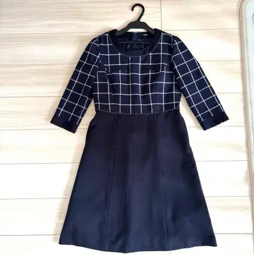 네이비 체크 무늬 A라인 드레스