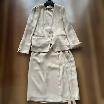 베이지 노카라 스커트 수트