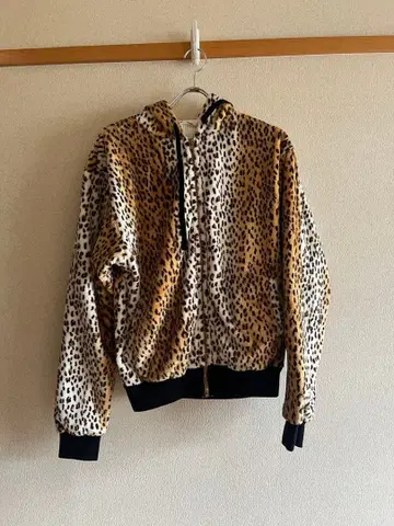 [ 저널 스탠다드 ] 레오파드 무늬 플리스 자켓 후드 부착
