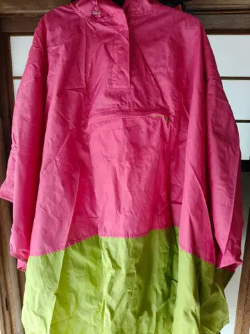 핑크와 그린의 레인코트 판초