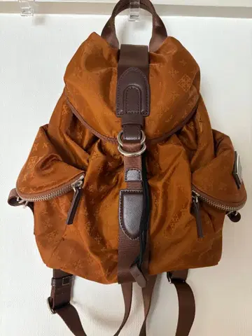 러셋 백팩 브라운 복조리 로고 플레이트