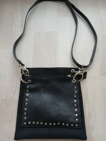 FFI 블랙 숄더백 스터드