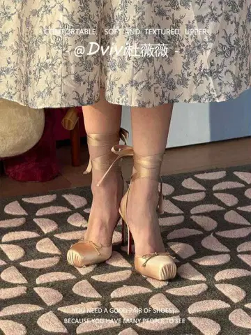 리본 포함 베이지 하이힐