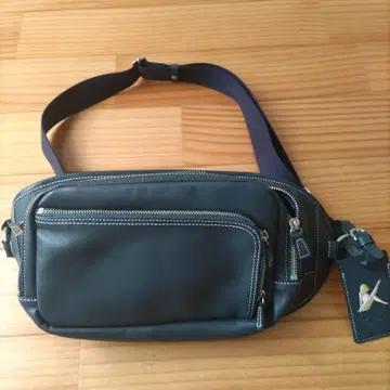 네이비 합성 피혁 바디백