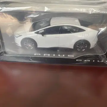 프리우스 미니카 1/30 스케일 화이트