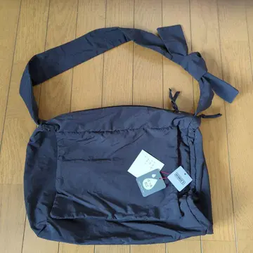 블랙 숄더백 리본 포함