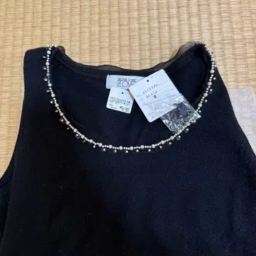 비즈 장식 블랙 슬리브리스