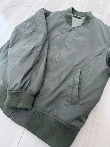 유니클로 UNIQLO MA-1 스타일 자켓 올리브 그린