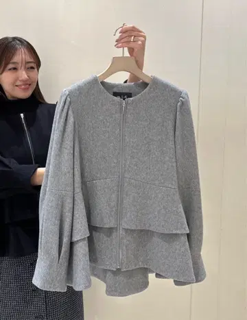 M-PREMIER 미드 네이비 티어드 페플럼 숏코트 34