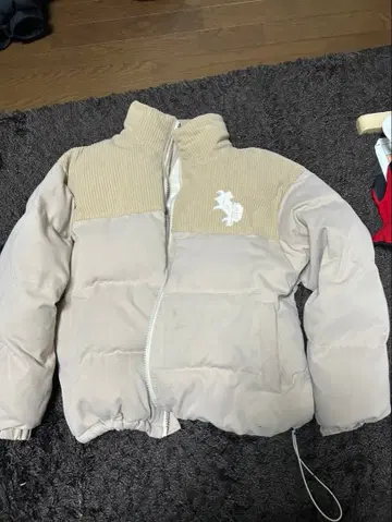 베이지 리브 절개 다운 자켓