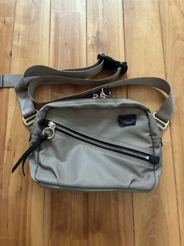 story. 베이지 나일론 숄더백