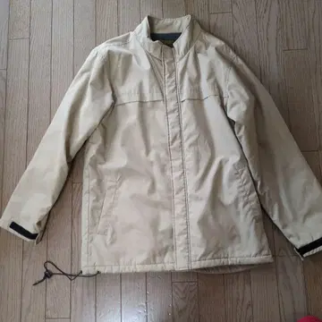 베이지 점퍼 카라 부착