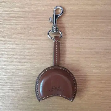 A.P.C. 키링 브라운