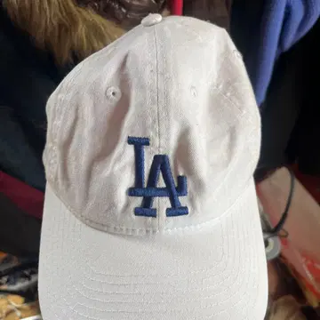 LA 로고 화이트 캡 어저스터블