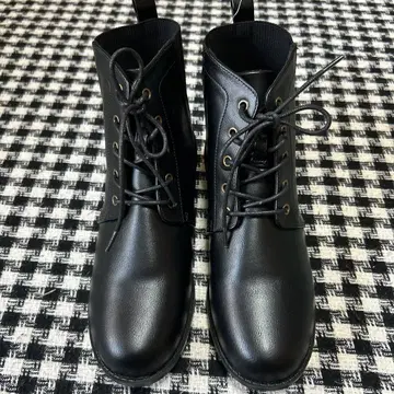 블랙 레이스업 부츠