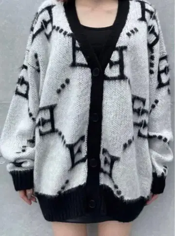 로고 니트 가디건