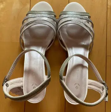 실버 계열 스트랩 샌들