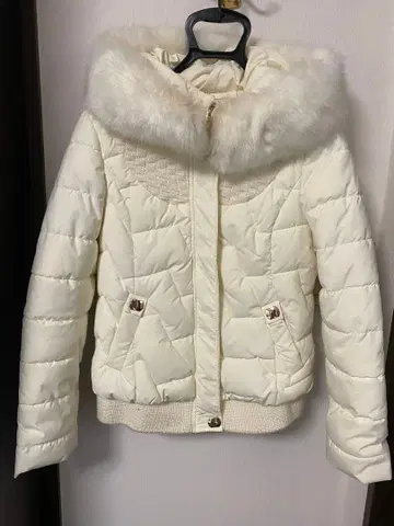 화이트 퍼 포함 다운 자켓