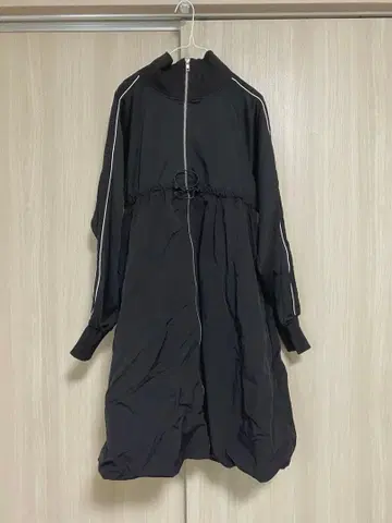 LOWRYS FARM 로리즈팜 트랙 원피스 블랙