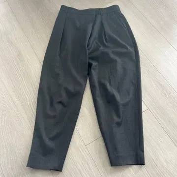 온워드 다크 그레이 슬랙스 루즈핏 8부 기장