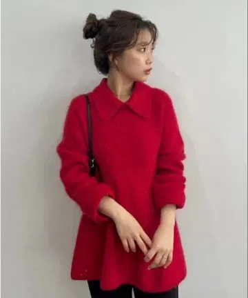 Mila Owen 레드 카라 부착 페플럼 니트