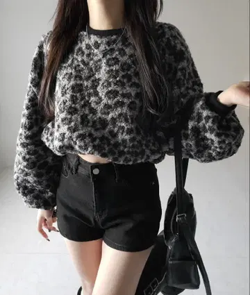 레오파드 무늬 크롭 스웨터