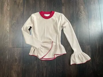 베이지 프릴 소매 상의 빨간색 옷깃