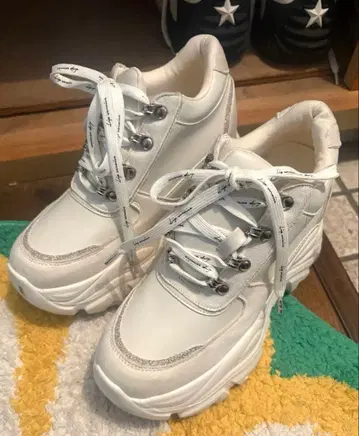 LIPSERVICE 스니커즈