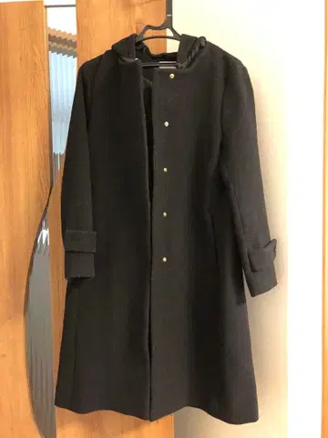 후드 부착 블랙 롱 코트