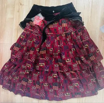 BETTY'S 고양이 패턴 플레어 스커트