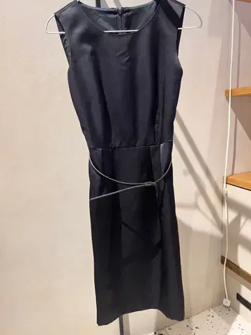 ANAYI 다크 네이비 슬리브리스 무릎 기장 원피스