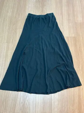 SIMPL IC ITE 다크 그레이 플레어 롱 스커트