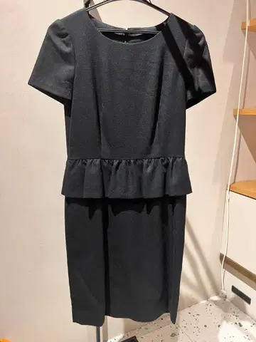 ANAYI 블랙 페플럼 드레스 반팔 무릎 기장