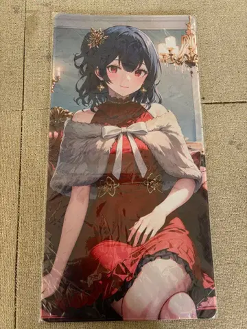 빨간색 드레스를 입은 여성 캐릭터 굿즈