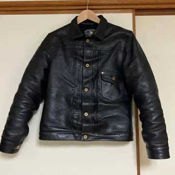 블랙 가죽 자켓 단추식 포켓 부착