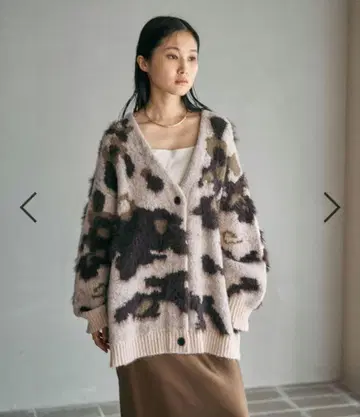 [ 미개봉 새상품 ] 5게이지 패턴 샤기 V넥 가디건