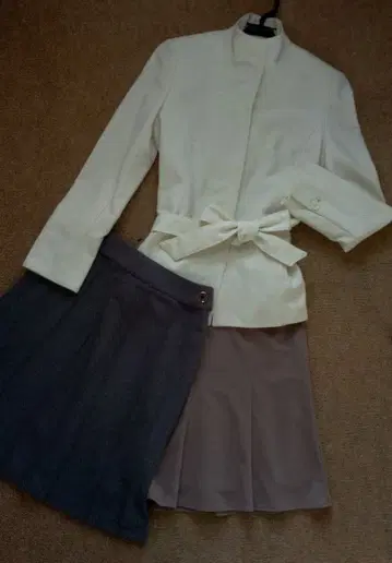 화이트 자켓과 베이지 스커트, 그레이스 스커트 3종 셋업