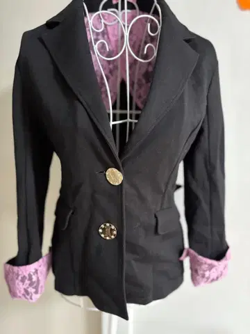 블랙 테일러드 자켓 레이스 소매