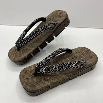 브라운과 블랙의 일본 나막신